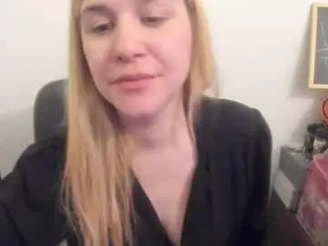 Chaturbate Live Sex Cam of artsyandcraftsy_