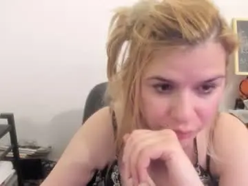 Chaturbate Live Sex Cam of artsyandcraftsy_