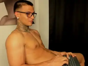 Chaturbate Live Sex Cam of ethan_devis7