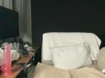 Chaturbate Live Sex Cam of ema_lov3