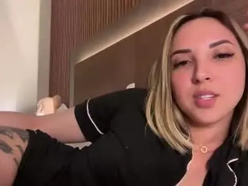 Chaturbate Live Sex Cam of laraxoxo1999