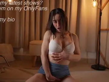 Chaturbate Live Sex Cam of emyii