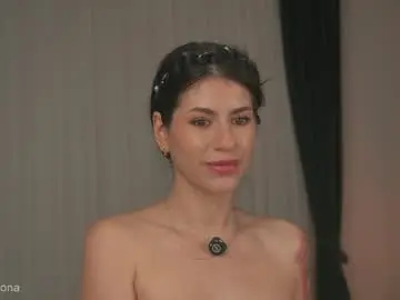 Chaturbate Live Sex Cam of alyonaqueen_