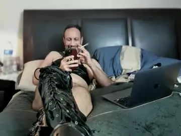 Chaturbate Live Sex Cam of kinkyguy323232