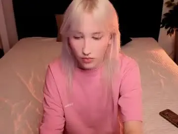 Chaturbate Live Sex Cam of chrome_heartz