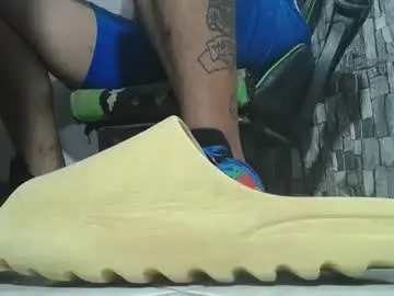 Chaturbate Live Sex Cam of srfindomfeet_