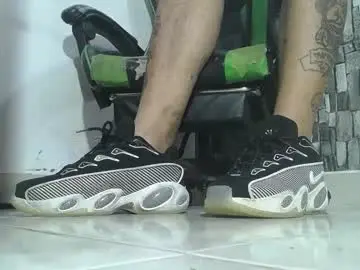 Chaturbate Live Sex Cam of srfindomfeet_