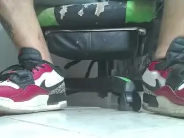 Chaturbate Live Sex Cam of srfindomfeet_