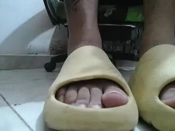 Chaturbate Live Sex Cam of srfindomfeet_