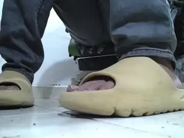 Chaturbate Live Sex Cam of srfindomfeet_