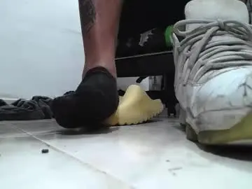 Chaturbate Live Sex Cam of srfindomfeet_