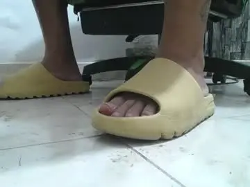 Chaturbate Live Sex Cam of srfindomfeet_