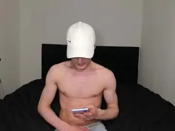 Chaturbate Live Sex Cam of skinnyguywithbigd