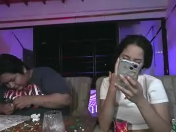 Chaturbate Live Sex Cam of littlee_emma_