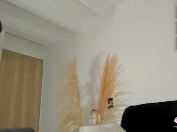 Chaturbate Live Sex Cam of chrishell_