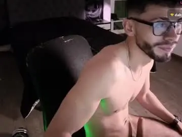 Chaturbate Live Sex of phantom_bigger1