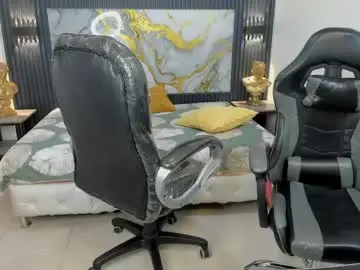 Chaturbate Live Sex Cam of dark_desiree18