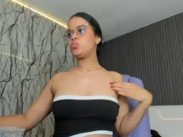 Chaturbate Live Sex Cam of ashley_thonsom18
