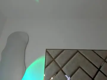 Chaturbate Live Sex Cam of queenie_star1