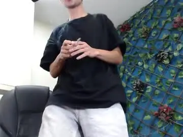 Chaturbate Live Sex Cam of lucasssmith11