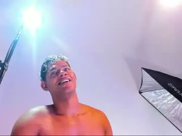 Chaturbate Live Sex Cam of daniel_boy18