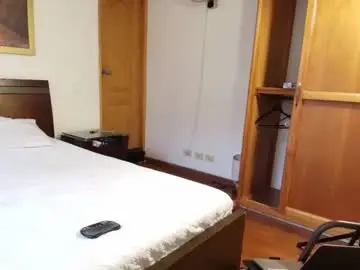 Chaturbate Live Sex Cam of midgettripod1
