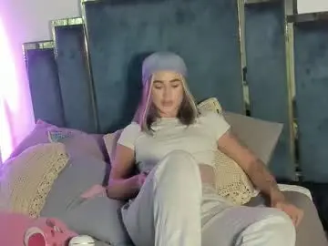 Chaturbate Live Sex Cam of iam_brina04