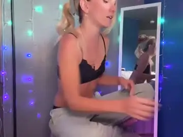 Chaturbate Live Sex Cam of ajmiller25