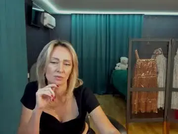 Chaturbate Live Sex Cam of julia__cherry_