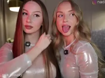Chaturbate Live Sex Cam of mia_cloudy