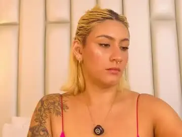 Chaturbate Adult Video Chat of emiily_roberts1