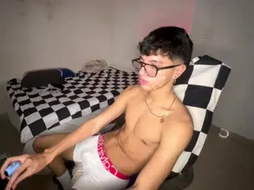 Chaturbate Live Sex Cam of mike_pineapple