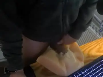 Chaturbate Live Sex Cam of toohugeandstonedxoxo