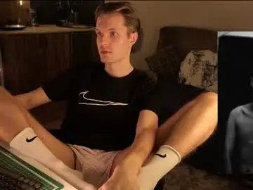 Chaturbate Live Sex Cam of leonnextdoor