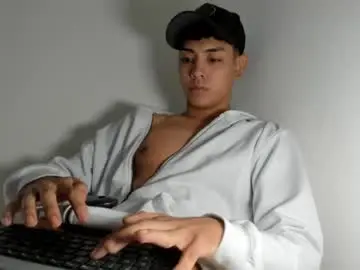 Chaturbate Live Sex Cam of logantwink18