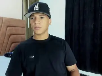 Chaturbate Live Sex Cam of mathy_robert