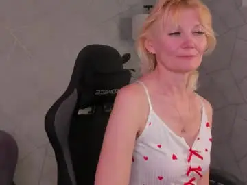 Chaturbate Live Sex Cam of julie_lucasss