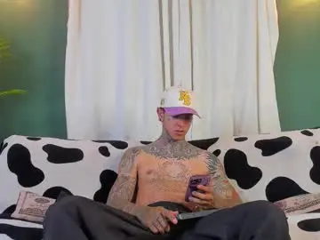 Chaturbate Live Sex Cam of aron_ford