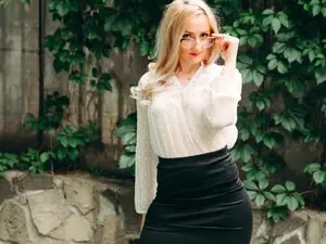 Myfreecams Live Sex Cam of White_flwer