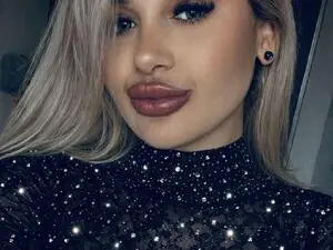 Myfreecams Watch Live Sex Cams of greenkarina