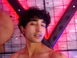 Streamate Live Porn of LaurynAndNarem