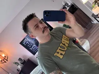 Streamate Adult Webcam of Chillbroo