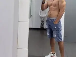 Streamate Live Sex Cam of LUKEBULLGER