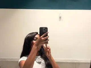 Streamate Live Sex Cam of IvonneBrunettee