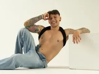 Streamate Free Porn Cam of MatteoSantino