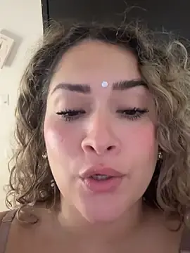 Stripchat Live Sex Cam of Sara_smiiith211