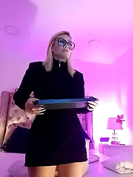 Stripchat Sex Cam of CandieGilson__