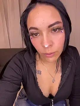 Stripchat Live Sex Cam of cristal__violetaa