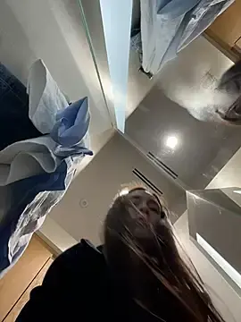 Stripchat Nude Webcam of Holly_Play