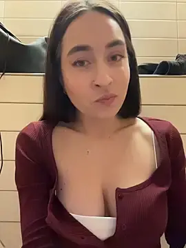 Stripchat Watch Live Sex Cams of Holly_Play